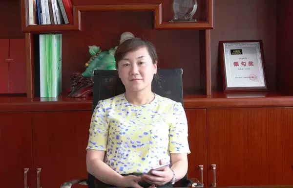 20万年薪招聘店经理，小拇指这个美女老板太任性