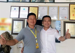 这俩“把兄弟”说要买块地，再开家小拇指