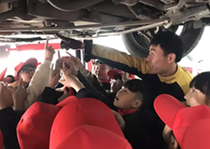 小拇指门店吸引的不止是车主，还有他们
