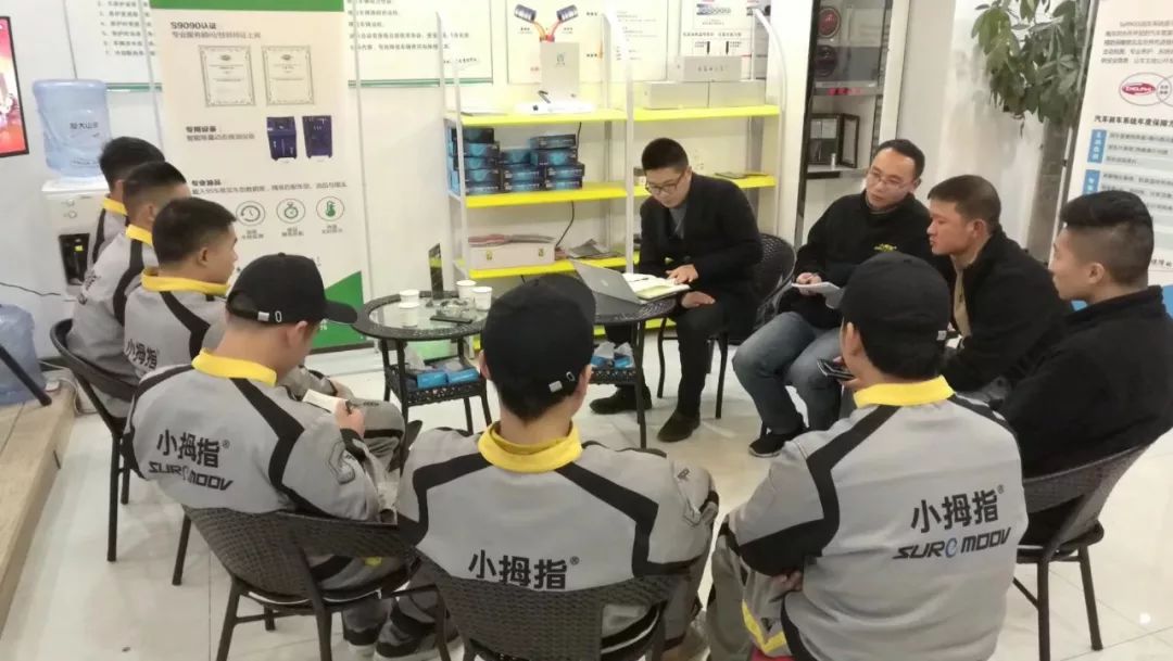盘下快倒闭的洗美店，他打造了重庆市第一家小拇指社区快修店