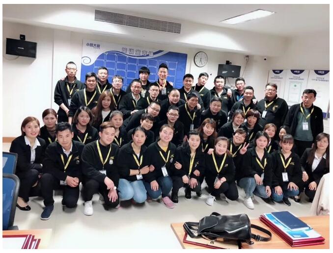 他说：“方法对了，就让我家店和小拇指的直营店比比高下吧”