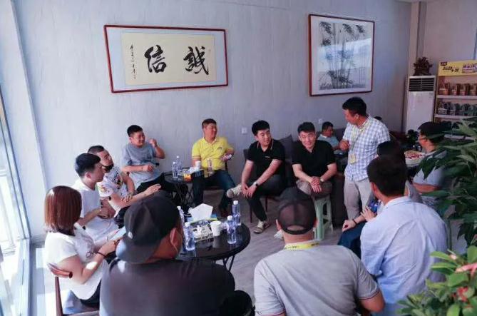 加入小拇指一年时间就开3000平的二店，当地13家门店业主齐齐到场祝贺