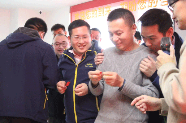 年度表彰、发年货、包饺子、嗨翻天，小拇指人欢欢喜喜提前过大年！_21.gif