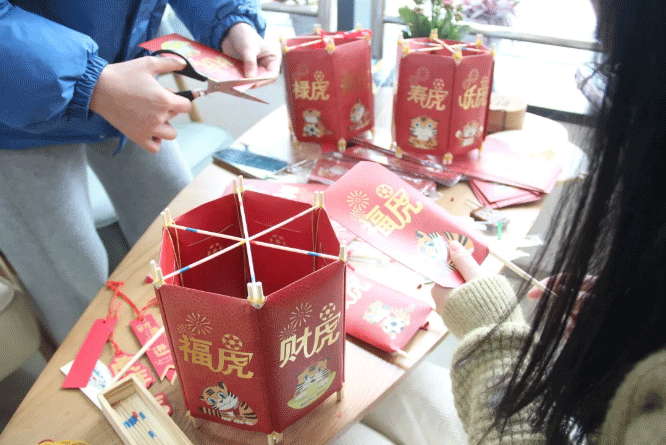 DIY灯笼、吃汤圆，小拇指红红火火庆元宵了！_08.gif