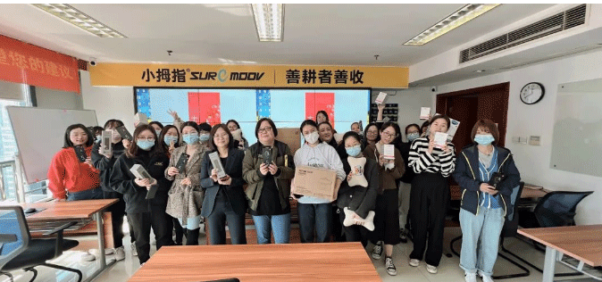 小拇指祝大家妇女节快乐｜在广阔的土地上，-你是最美的玫瑰！_11.gif